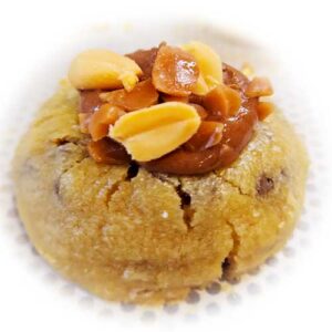 Cookie artisanal style New York façon Snickers au caramel et beurre de cacahuète